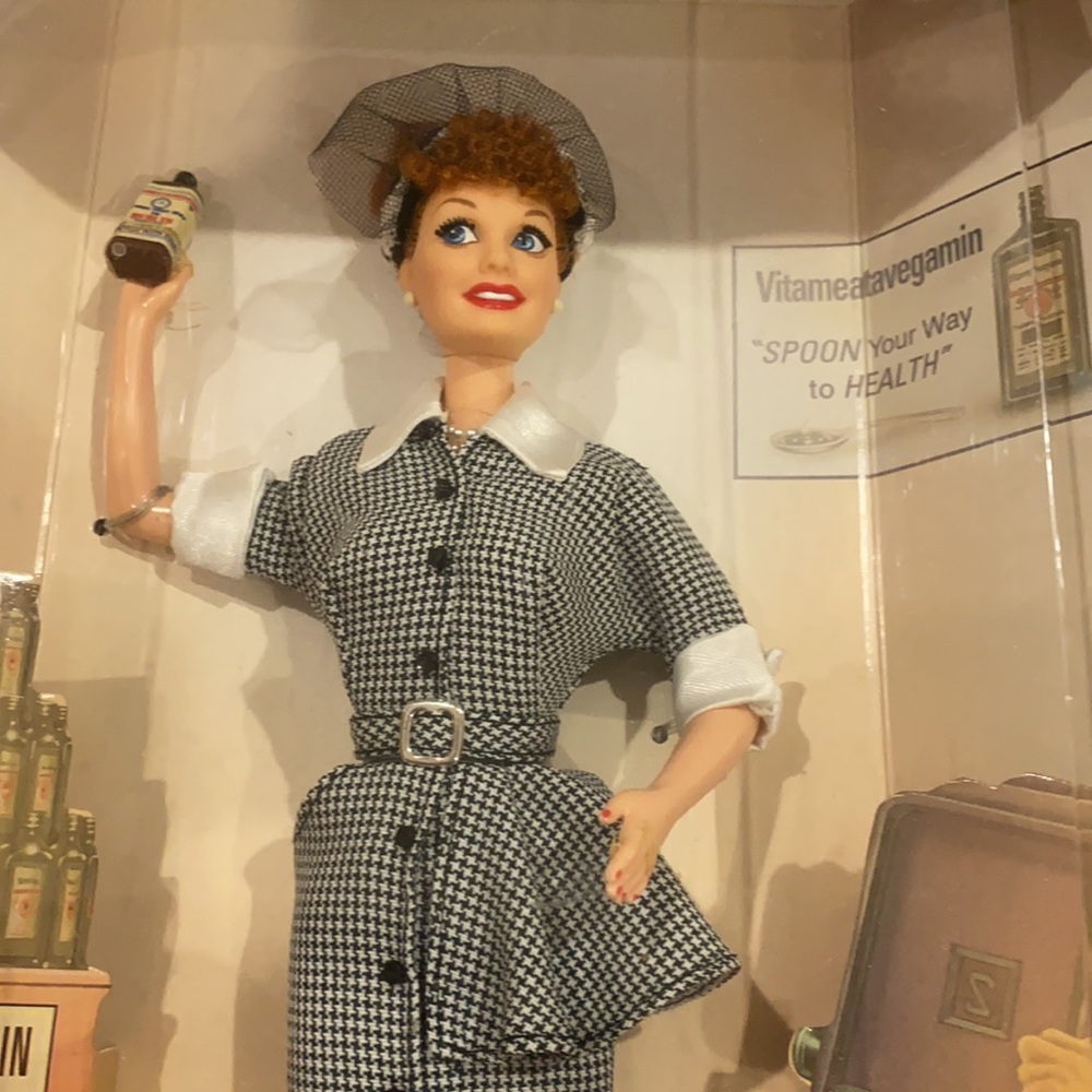 LUCILLE BALL COLLECTORS EDITION DOLL - Picture 15 of 15